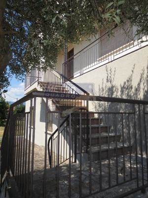 ingresso scale esterne - UNIFAM. AUTONOMA MONTECCHIO PRECALCINO (VI) PREARA 